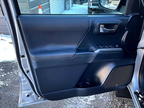 Used 2019 Toyota Tacoma TRD Sport image 19