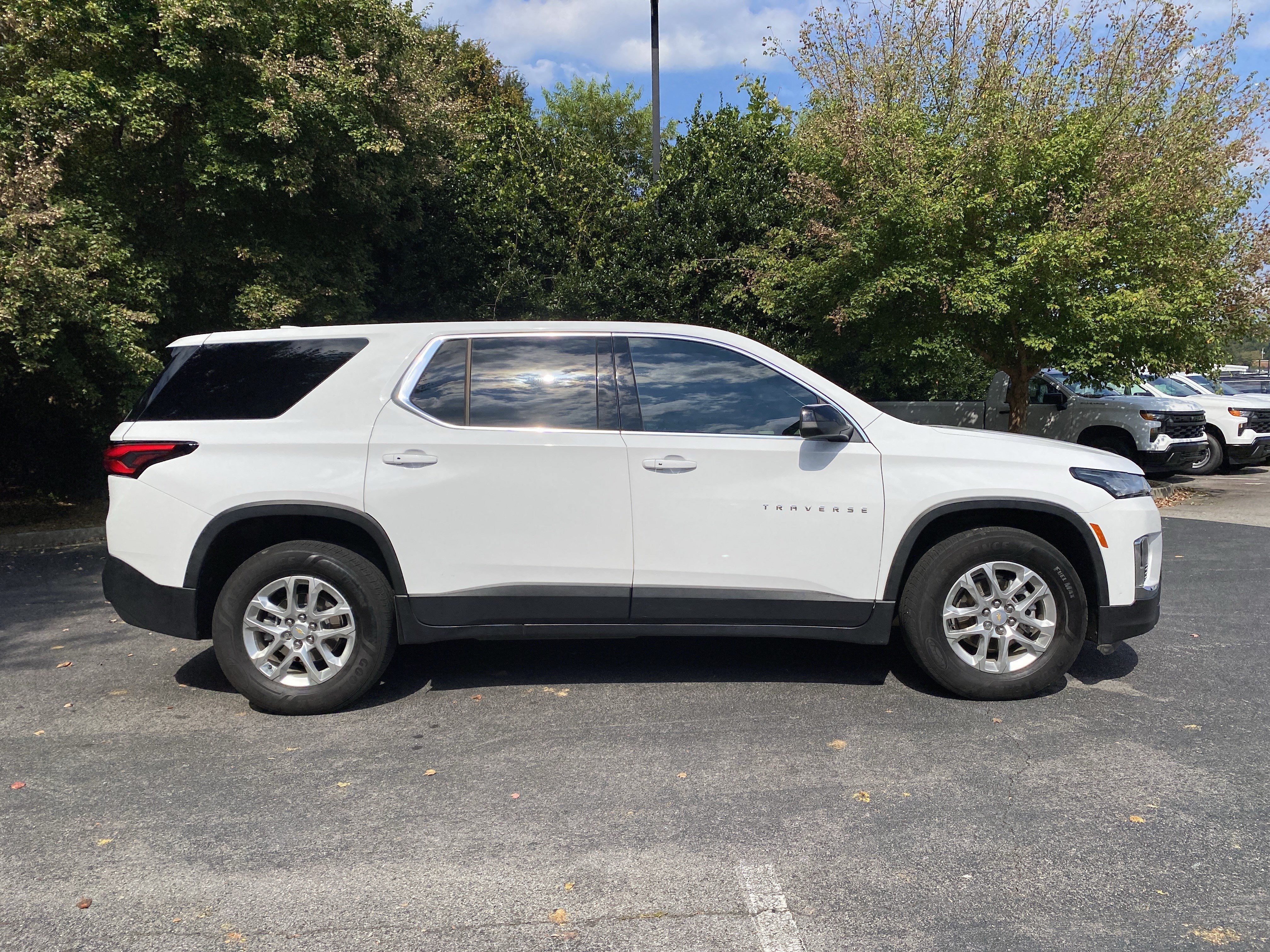 Used 2023 Chevrolet Traverse LS FWD image 10