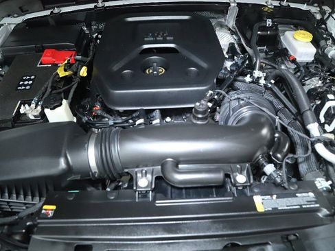 Used 2025 Jeep Wrangler Unlimited Sahara AWD/4WD image 35