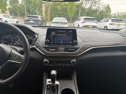Used 2025 Nissan Altima 2.5 SV FWD image 17