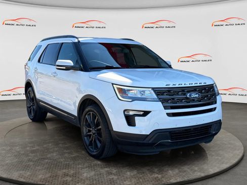 Used 2018 Ford Explorer XLT w/ Equipment Group 202A AWD/4WD image 5