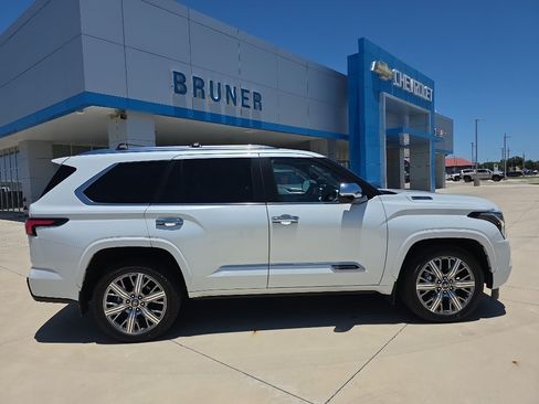 Used 2025 Toyota Sequoia Capstone AWD/4WD image 23