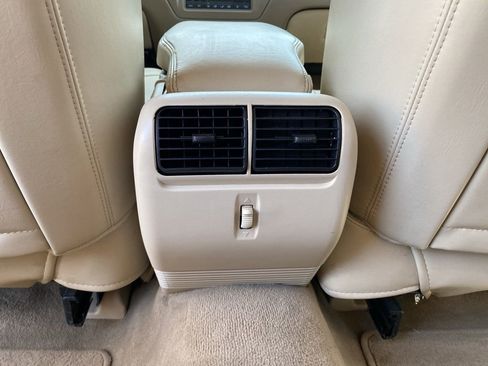 Used 2008 Lincoln Town Car Signature Limited RWD image 19
