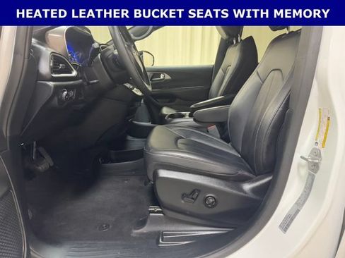 Used 2025 Chrysler Pacifica Select FWD image 14