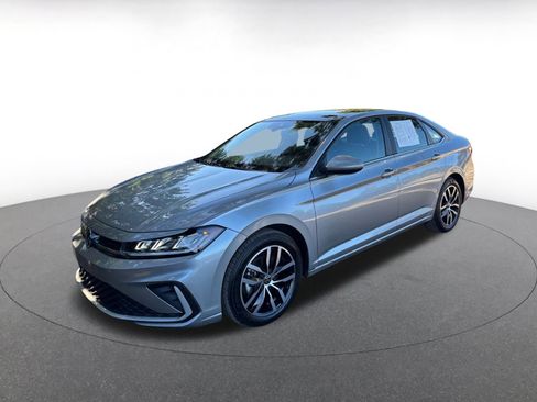 Used 2025 Volkswagen Jetta SE image 4