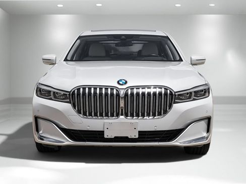 Used 2020 BMW 740i w/ Premium Package RWD image 5