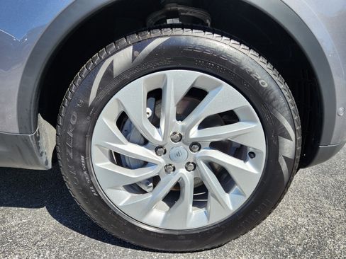 Used 2025 Land Rover Discovery S image 7