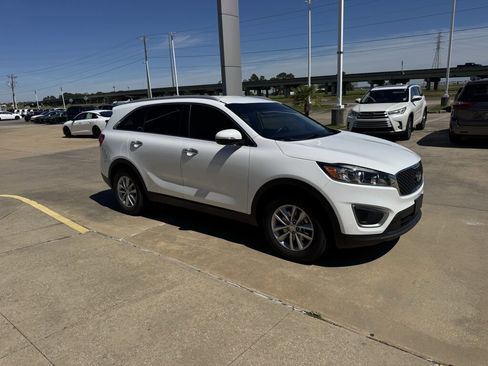 Used 2017 Kia Sorento LX w/ LX Convenience Package image 10