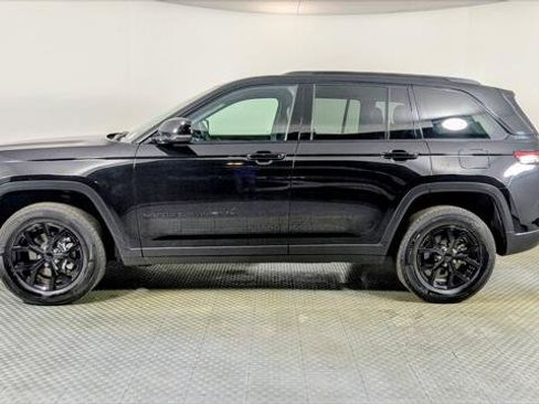 Used 2024 Jeep Grand Cherokee Altitude RWD image 3