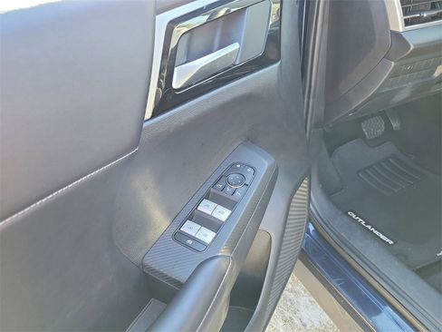 Used 2024 Mitsubishi Outlander SE image 13