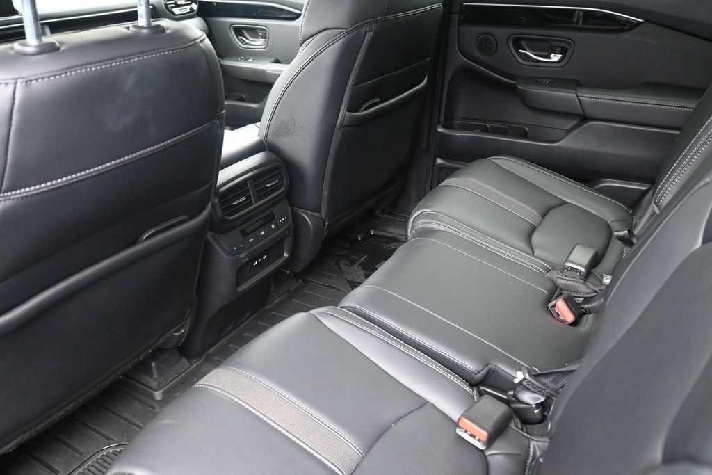 Used 2025 Honda Pilot Touring image 18