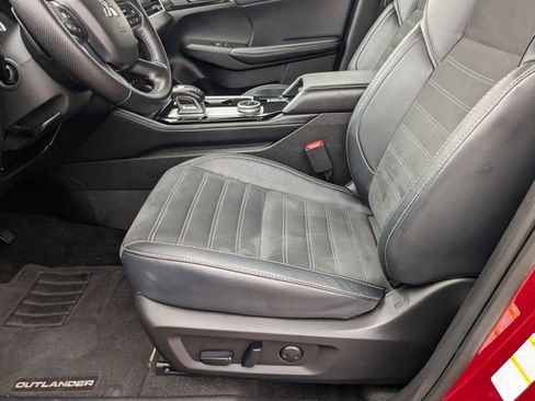 Used 2025 Mitsubishi Outlander SE image 11