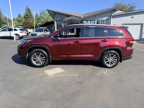 Used 2018 Toyota Highlander XLE AWD/4WD image 2
