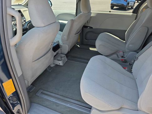 Used 2012 Toyota Sienna LE FWD image 29
