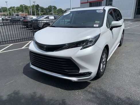 Certified 2022 Toyota Sienna XLE FWD image 4