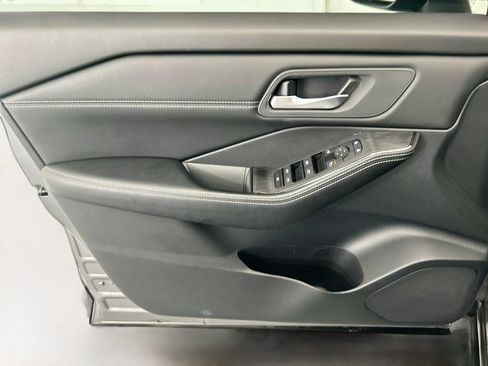 Used 2024 Nissan Rogue SV w/ SV Premium Package FWD image 22