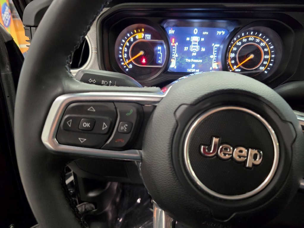 Used 2025 Jeep Wrangler Unlimited Sahara AWD/4WD image 18