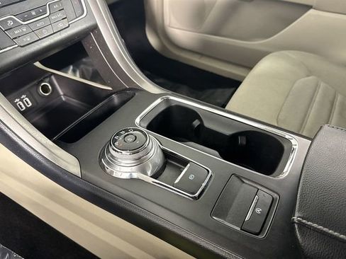 Used 2019 Ford Fusion SE FWD image 17