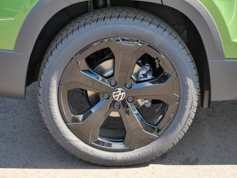 New 2025 Volkswagen Taos SE image 5