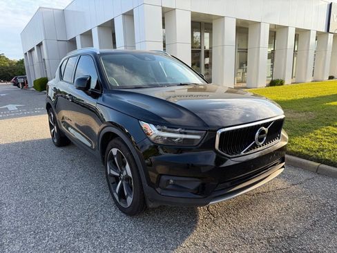 Used 2022 Volvo XC40 T4 Momentum FWD image 3
