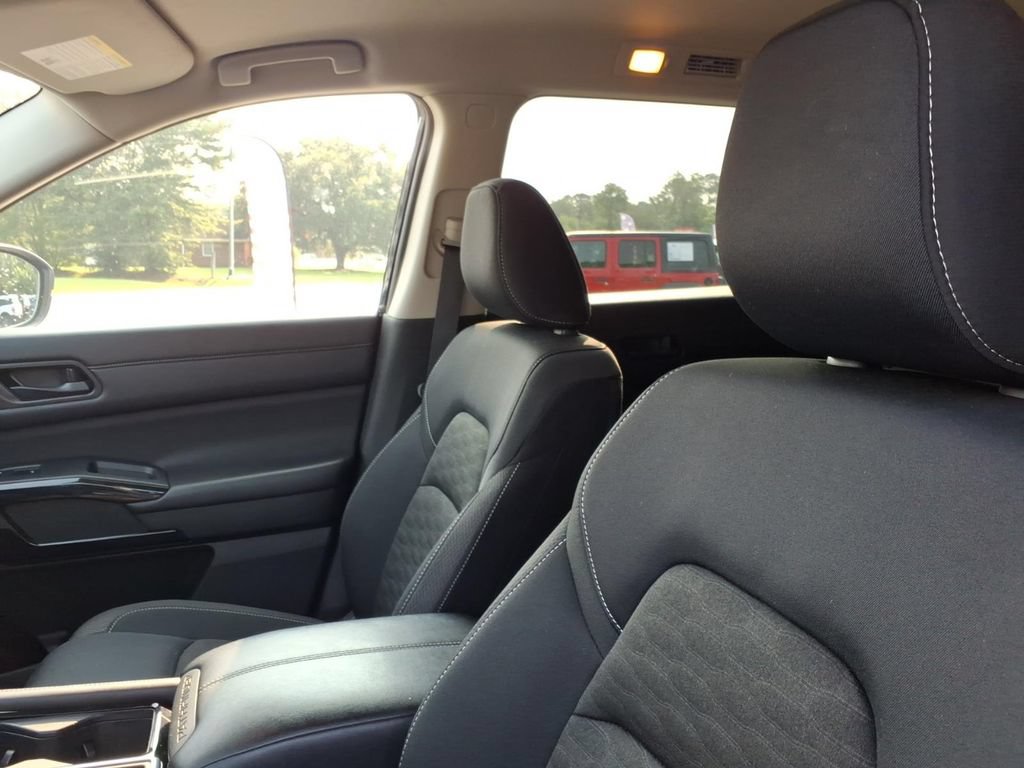 Used 2024 Nissan Pathfinder SV FWD image 18