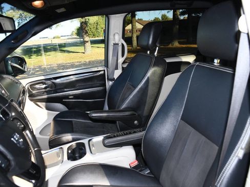 Used 2019 Dodge Grand Caravan SXT image 12