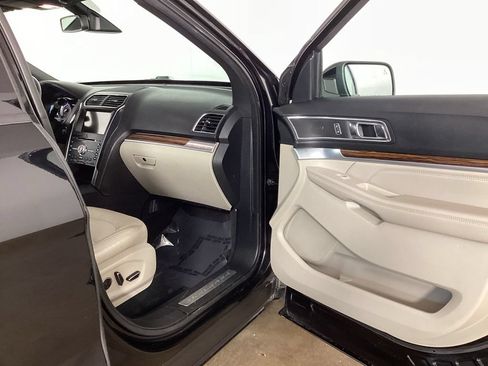 Used 2018 Ford Explorer Limited w/ Equipment Group 301A AWD/4WD image 23