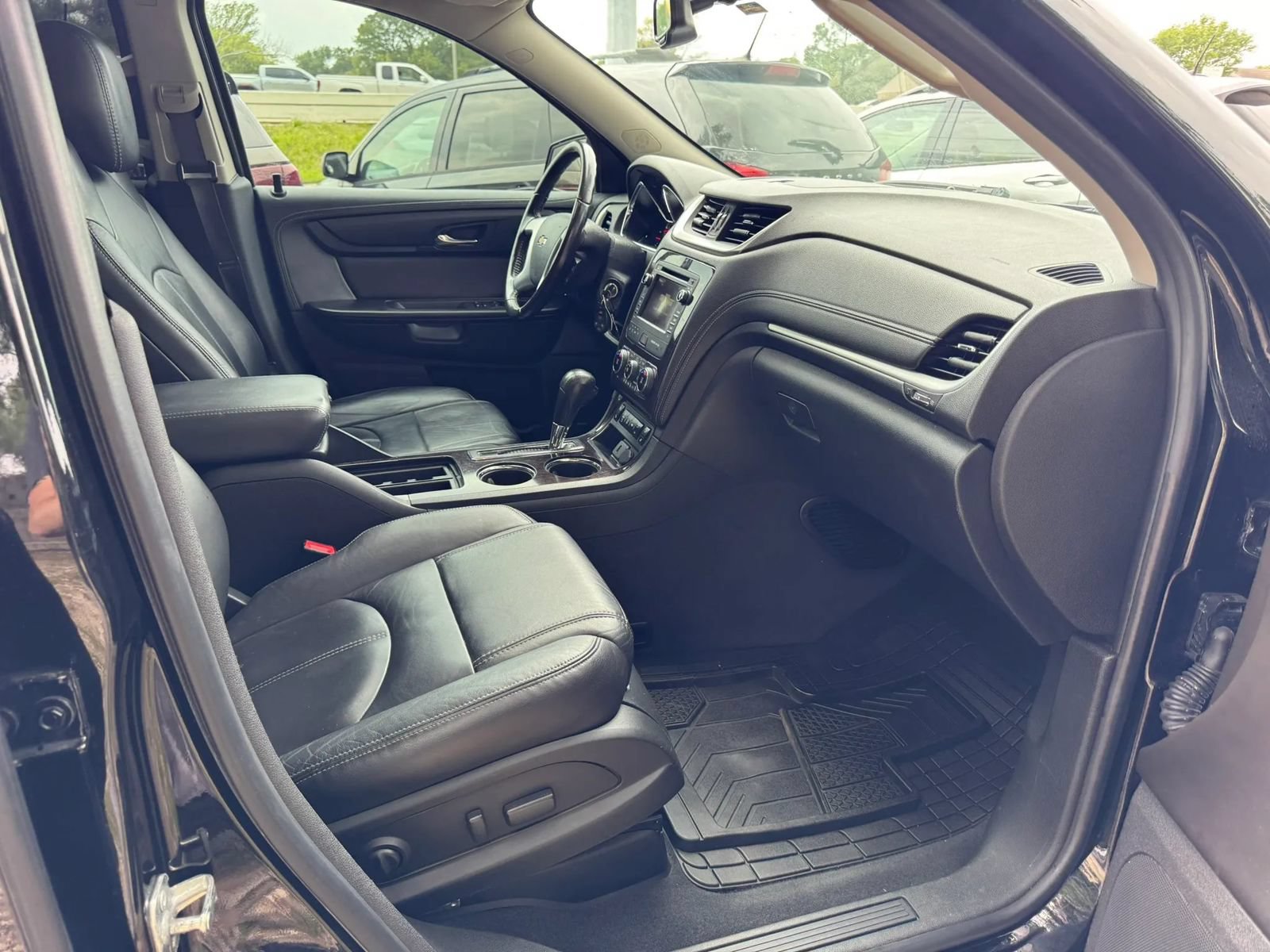 Used 2017 Chevrolet Traverse LT FWD image 25