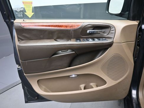 Used 2014 Chrysler Town & Country Touring image 9