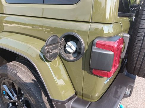 Used 2023 Jeep Wrangler Unlimited Sahara w/ Cold Weather Group AWD/4WD image 3