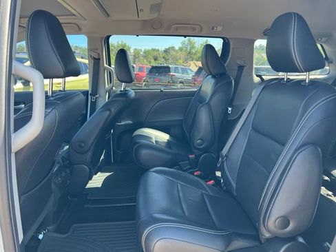 Used 2017 Toyota Sienna SE Premium FWD image 28