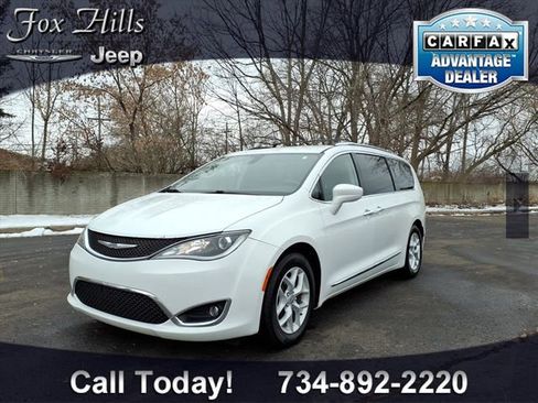 Used 2018 Chrysler Pacifica Touring-L Plus w/ Tire & Wheel Group image 3