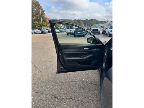 Used 2024 Nissan Altima 2.5 SV image 6