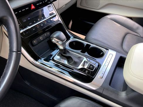 Used 2024 Kia Carnival EX FWD image 17
