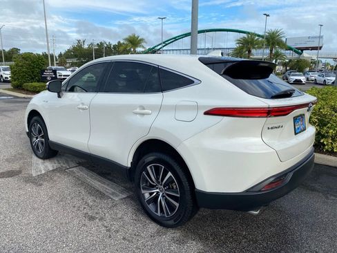 Used 2021 Toyota Venza LE image 2