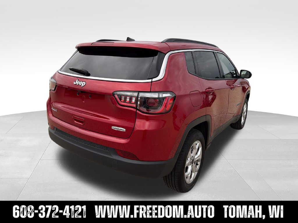 Used 2025 Jeep Compass Latitude w/ Sun & Sound Group AWD/4WD image 7