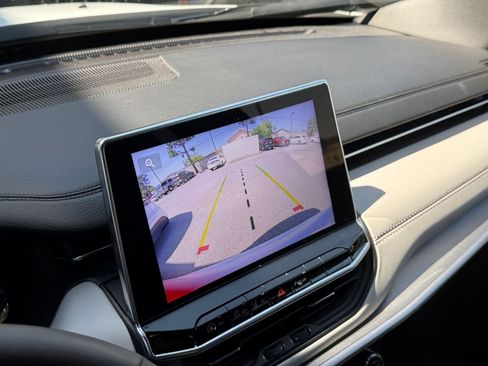 Used 2025 Jeep Compass Limited image 24