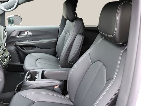 New 2026 Chrysler Pacifica Select FWD image 11