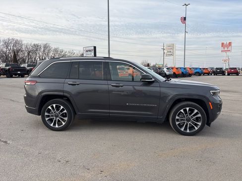 Used 2022 Jeep Grand Cherokee Overland AWD/4WD image 2