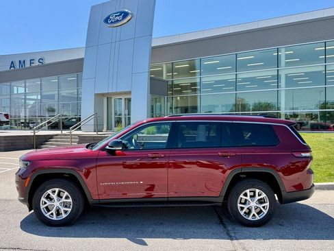 Used 2023 Jeep Grand Cherokee L Limited w/ Luxury Tech Group II AWD/4WD image 3