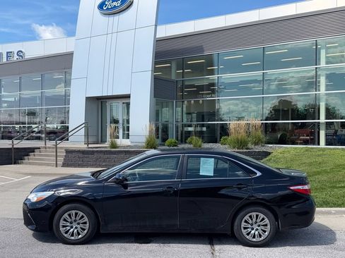 Used 2015 Toyota Camry LE FWD image 3