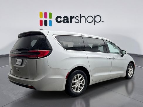 Used 2024 Chrysler Pacifica Touring-L image 5