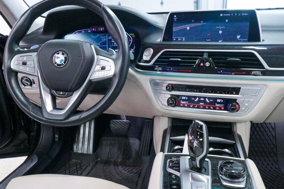 Used 2020 BMW 750i xDrive w/ Executive Package AWD/4WD image 30