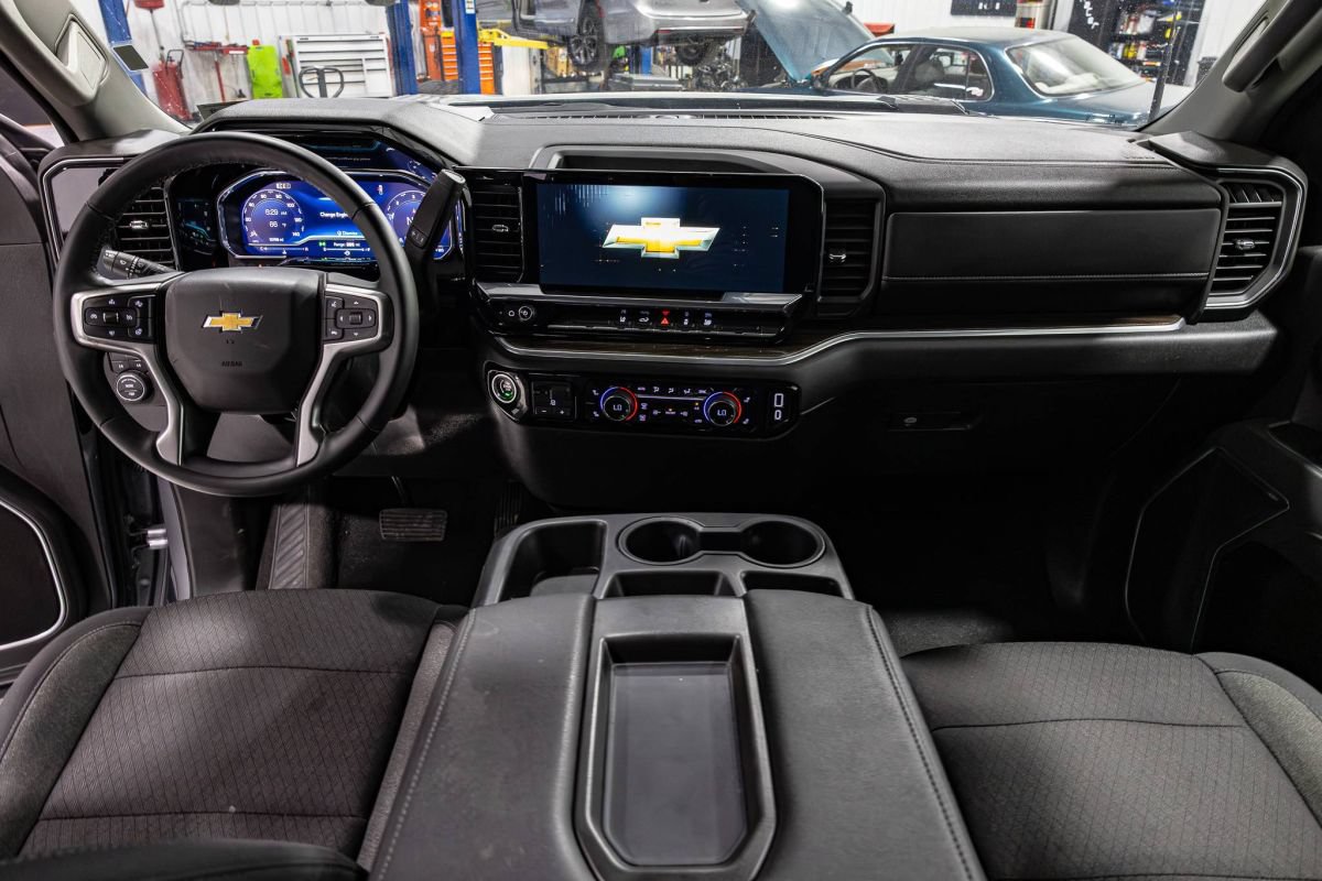 Used 2025 Chevrolet Silverado 2500 LT w/ Convenience Package AWD/4WD image 10