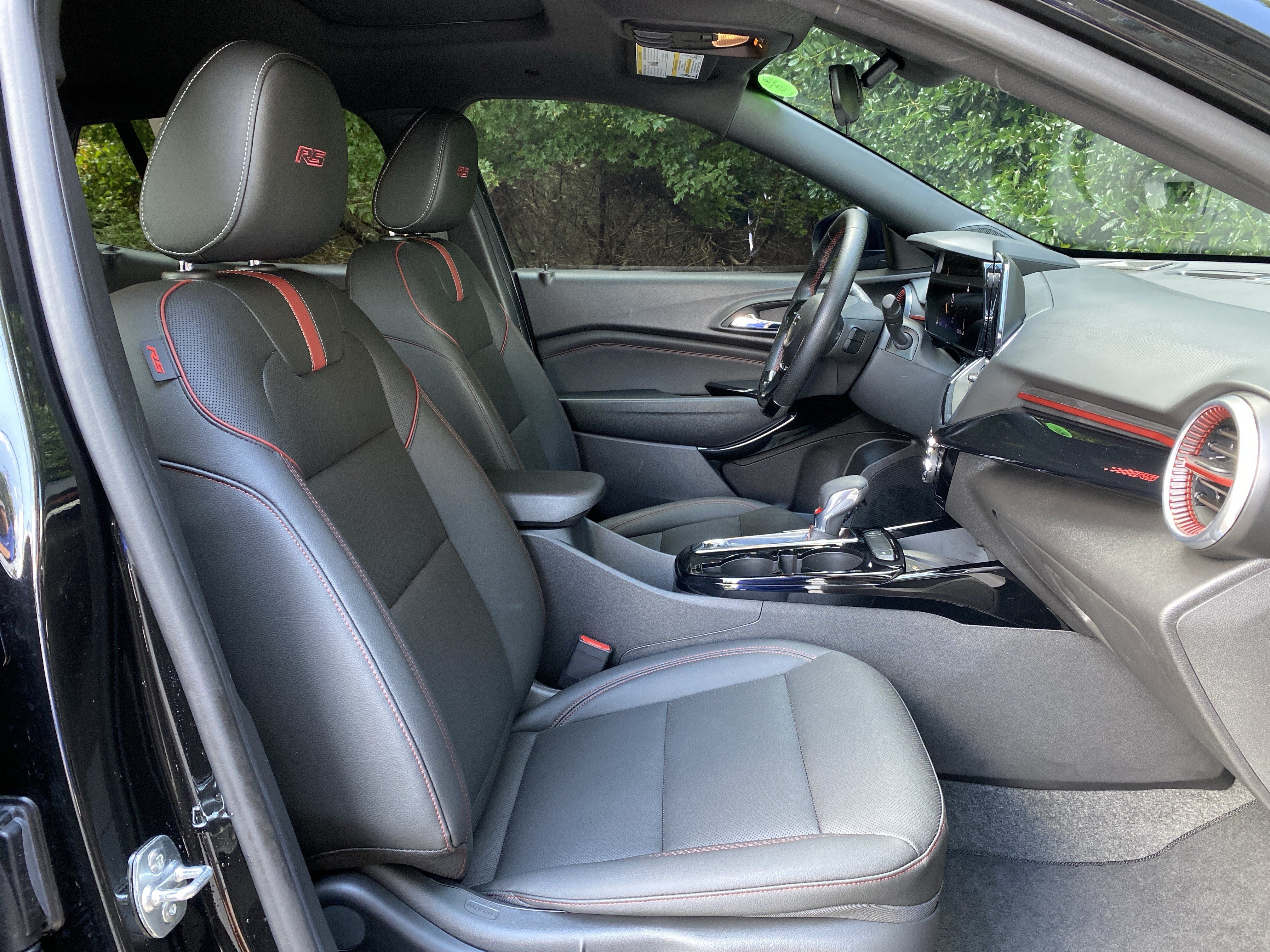 Used 2025 Chevrolet Trax RS w/ Sunroof Package FWD image 32
