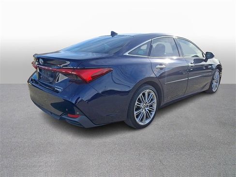 Used 2021 Toyota Avalon Limited image 4