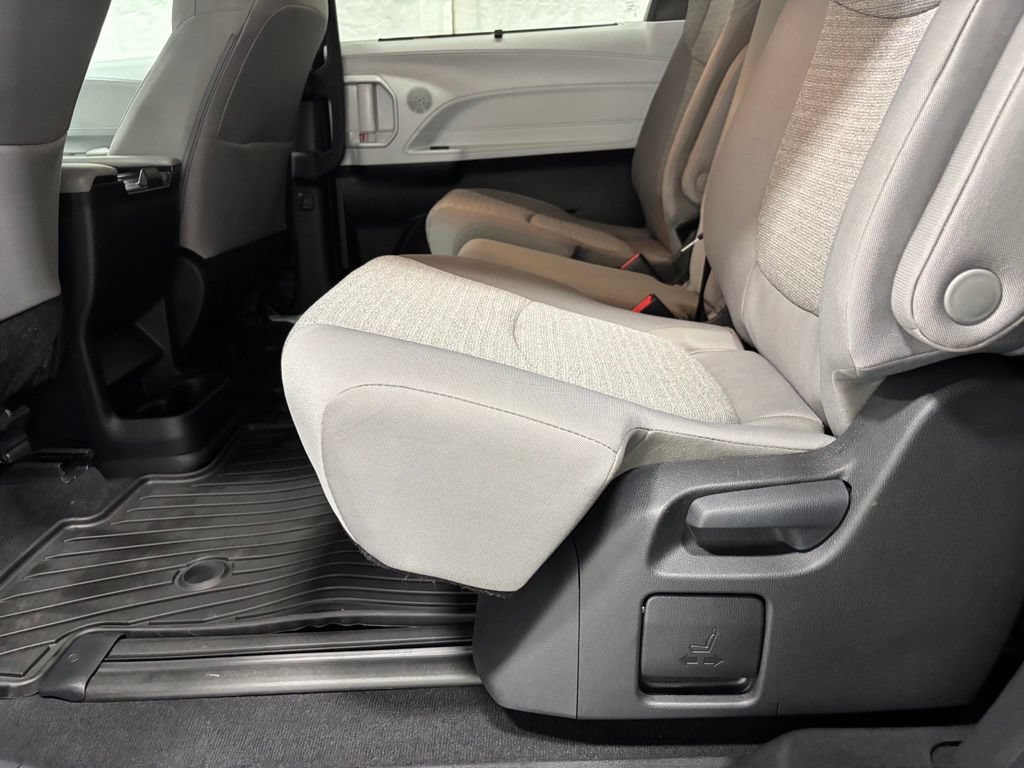 Used 2026 Toyota Sienna LE AWD/4WD image 47