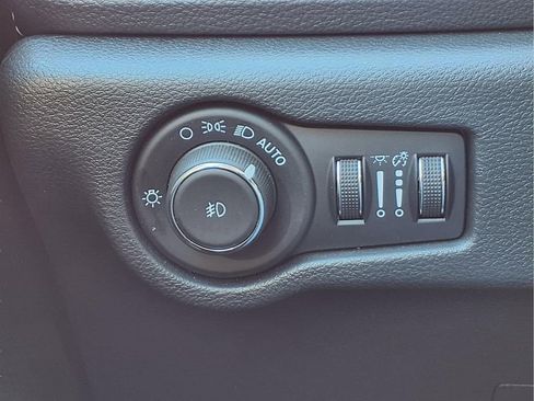 Used 2025 Chrysler Pacifica Limited image 12