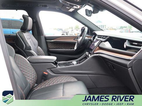 Used 2022 Jeep Grand Cherokee Summit w/ Advanced Protech Group IV AWD/4WD image 8