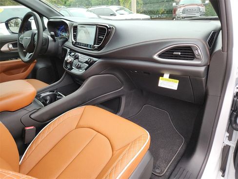 New 2026 Chrysler Pacifica Pinnacle image 12